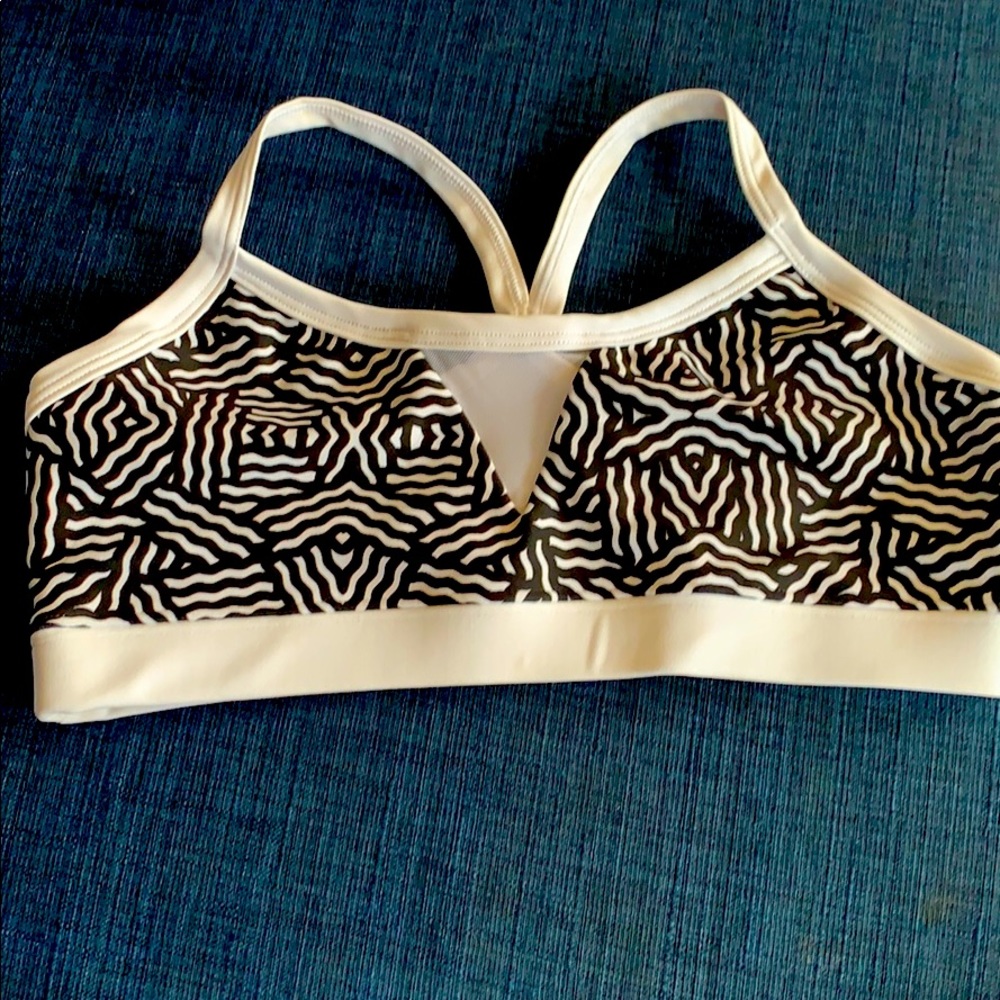 NWOT black & white printed sports bra